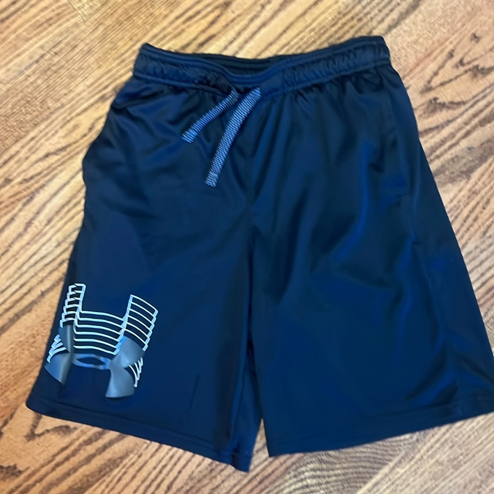 Under Armour boys size Y Medium Black